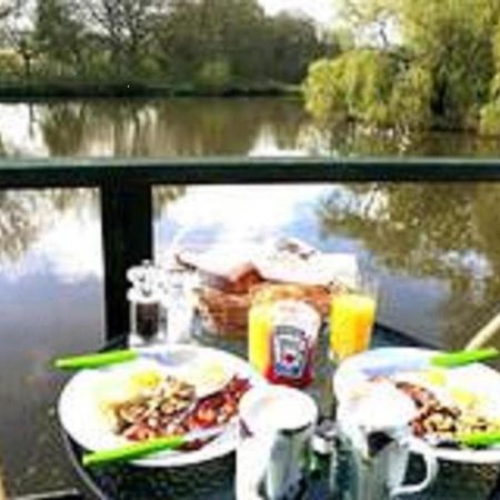 Snug & Secluded Lakeside Shepherds Hut 'Carp' Uckfield Esterno foto