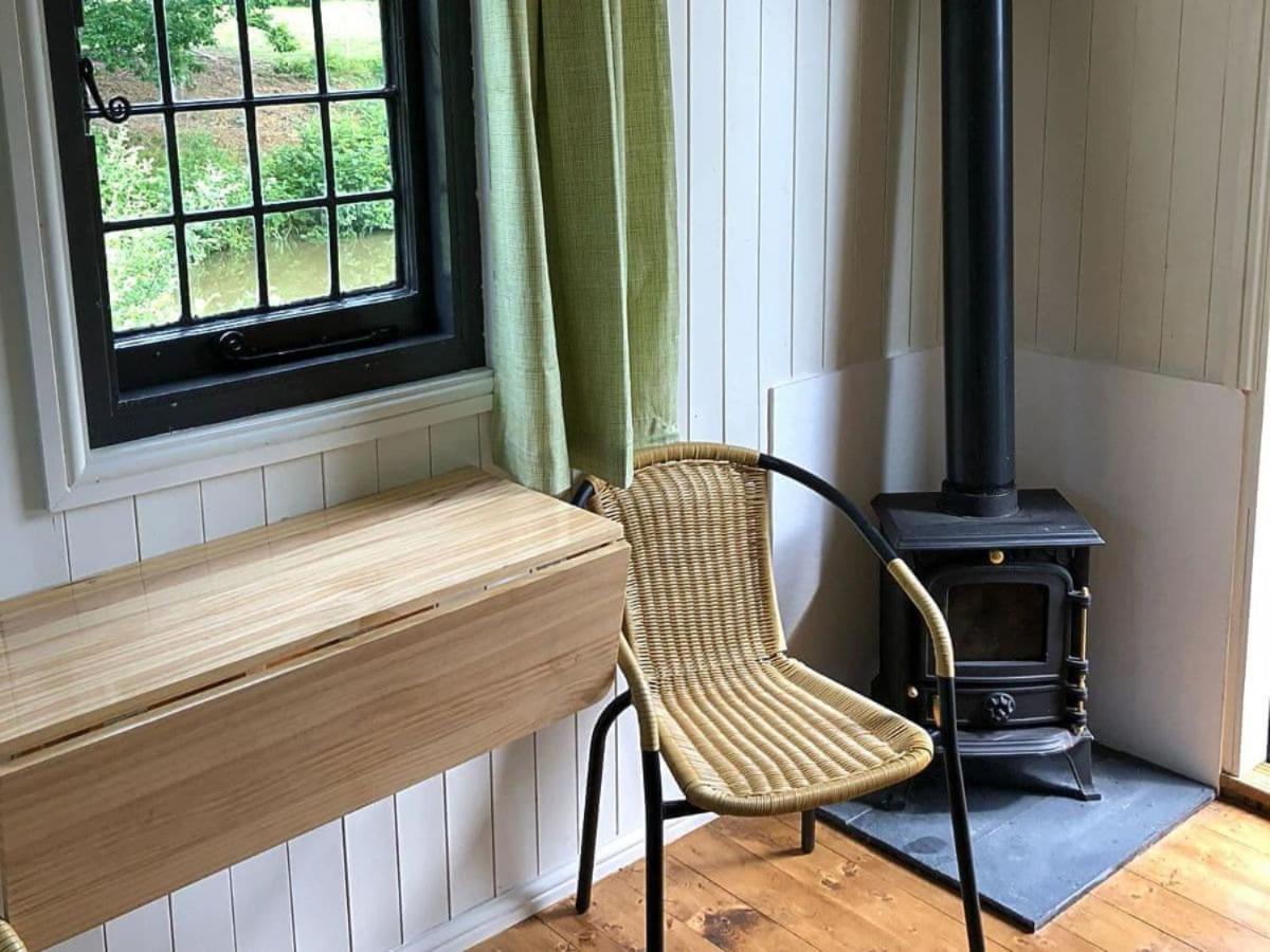 Snug & Secluded Lakeside Shepherds Hut 'Carp' Uckfield Esterno foto