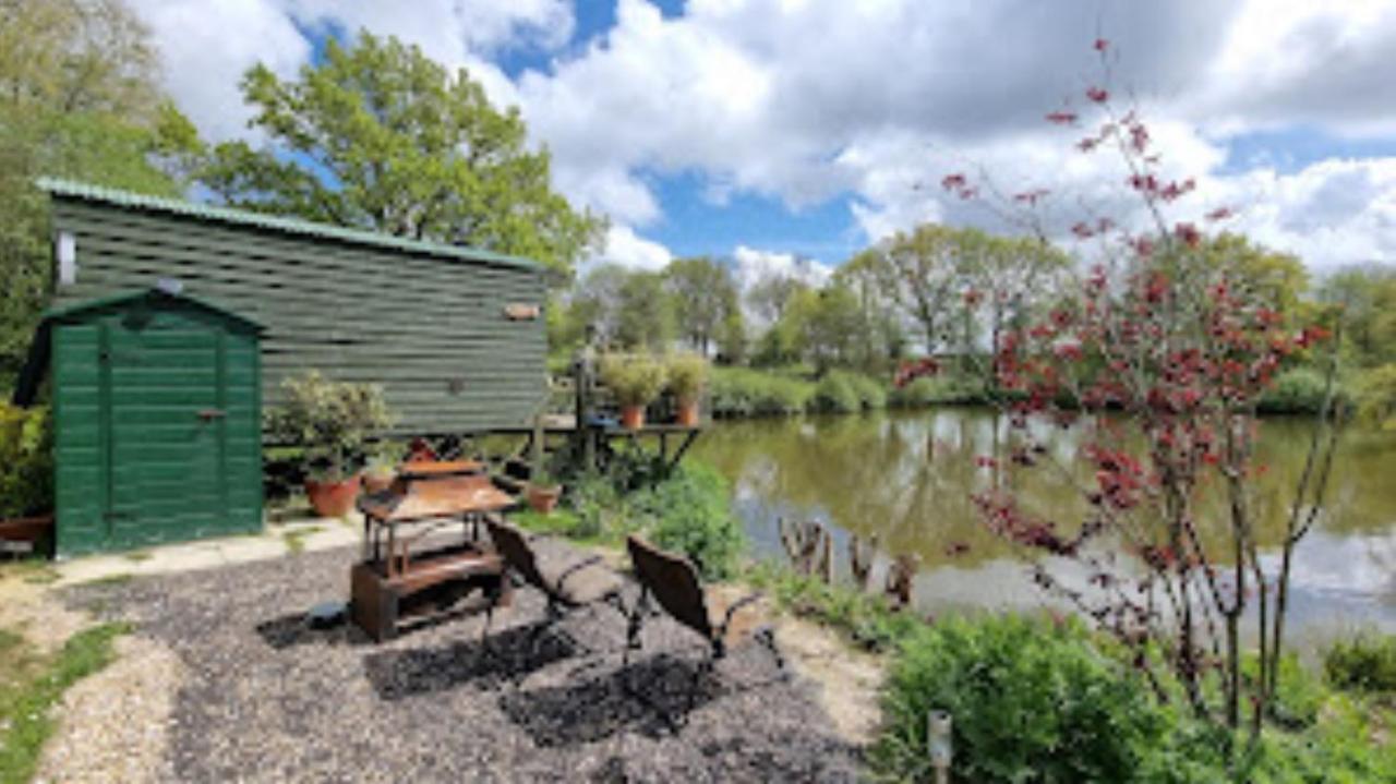 Snug & Secluded Lakeside Shepherds Hut 'Carp' Uckfield Esterno foto