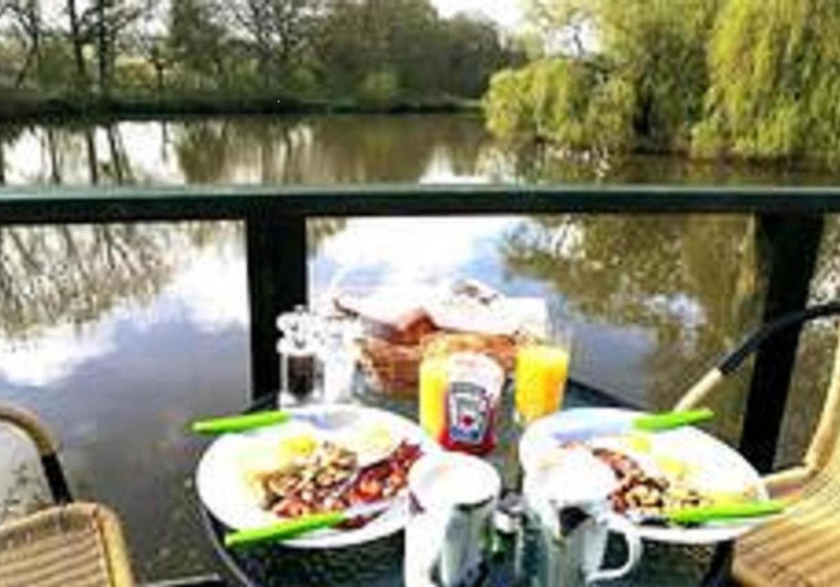 Snug & Secluded Lakeside Shepherds Hut 'Carp' Uckfield Esterno foto