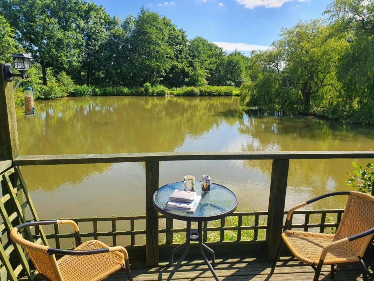 Snug & Secluded Lakeside Shepherds Hut 'Carp' Uckfield Esterno foto