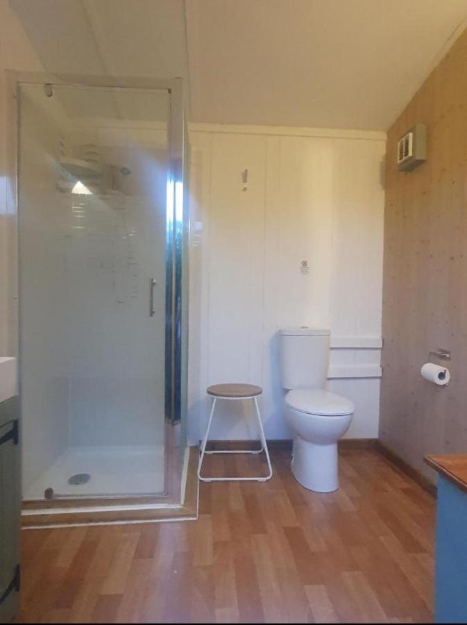 Snug & Secluded Lakeside Shepherds Hut 'Carp' Uckfield Esterno foto