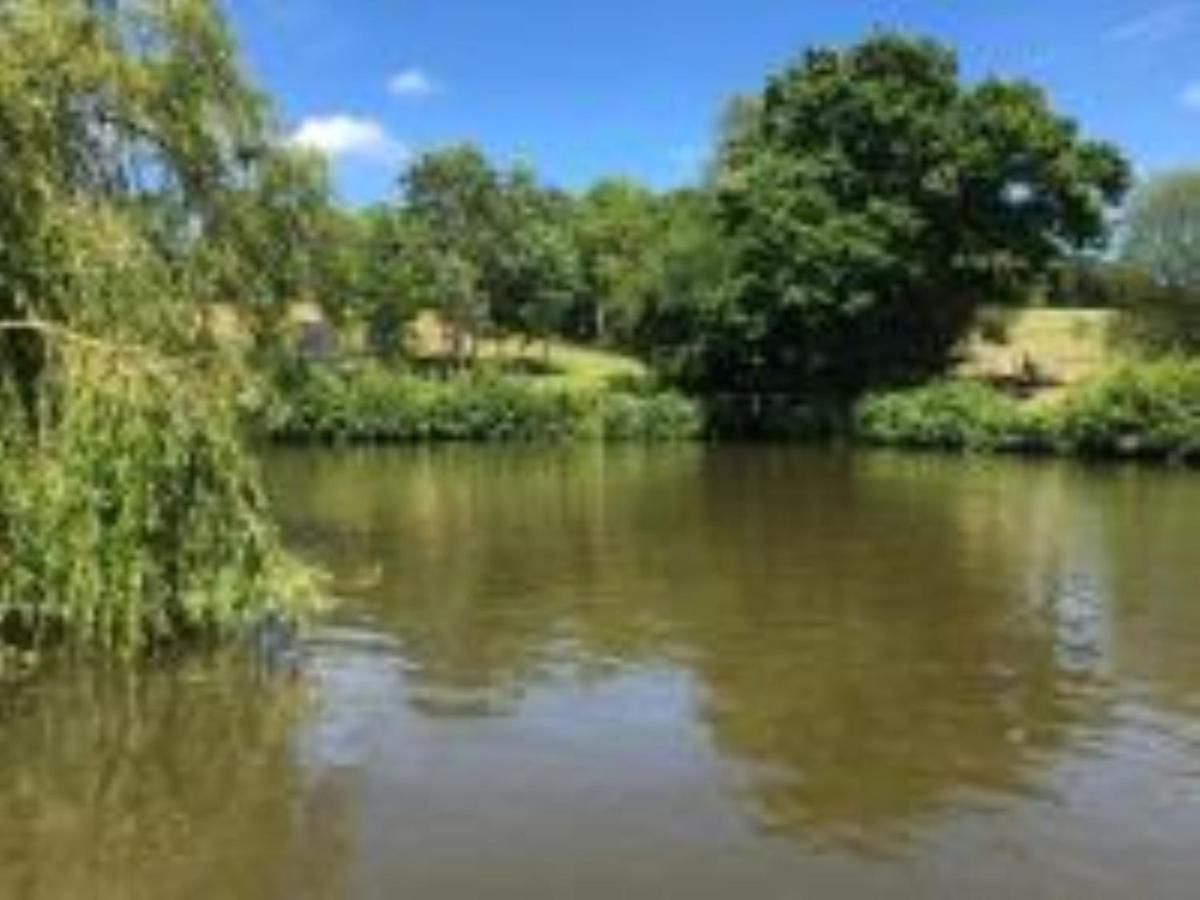 Snug & Secluded Lakeside Shepherds Hut 'Carp' Uckfield Esterno foto