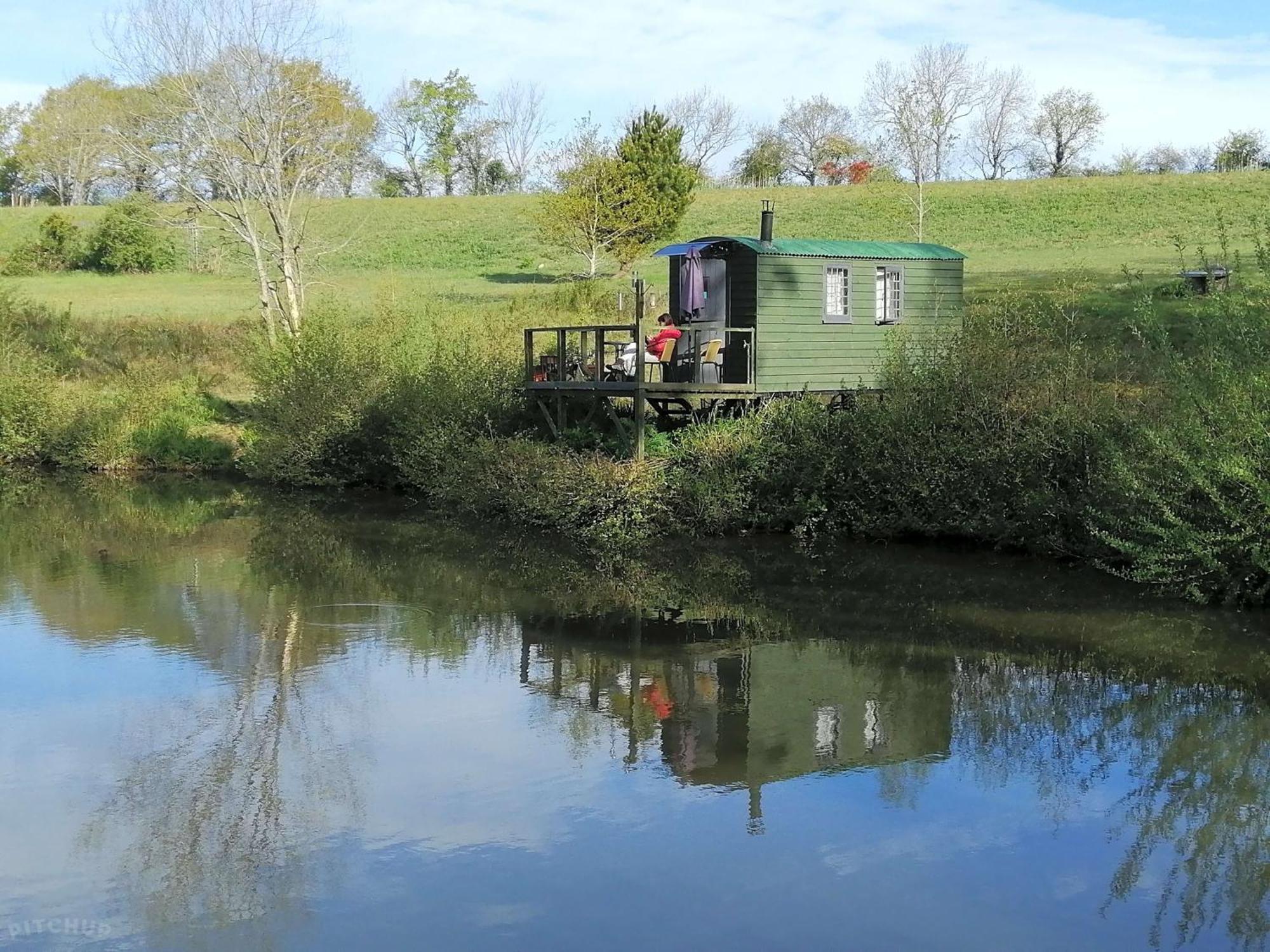 Snug & Secluded Lakeside Shepherds Hut 'Carp' Uckfield Esterno foto