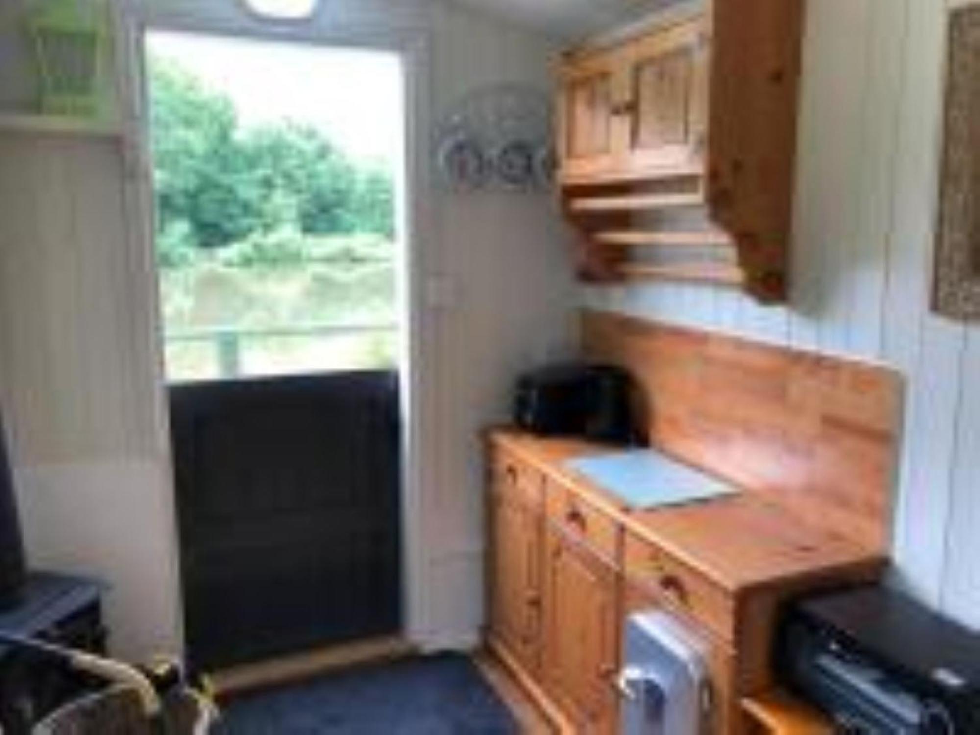 Snug & Secluded Lakeside Shepherds Hut 'Carp' Uckfield Esterno foto