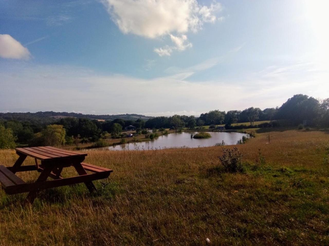 Snug & Secluded Lakeside Shepherds Hut 'Carp' Uckfield Esterno foto