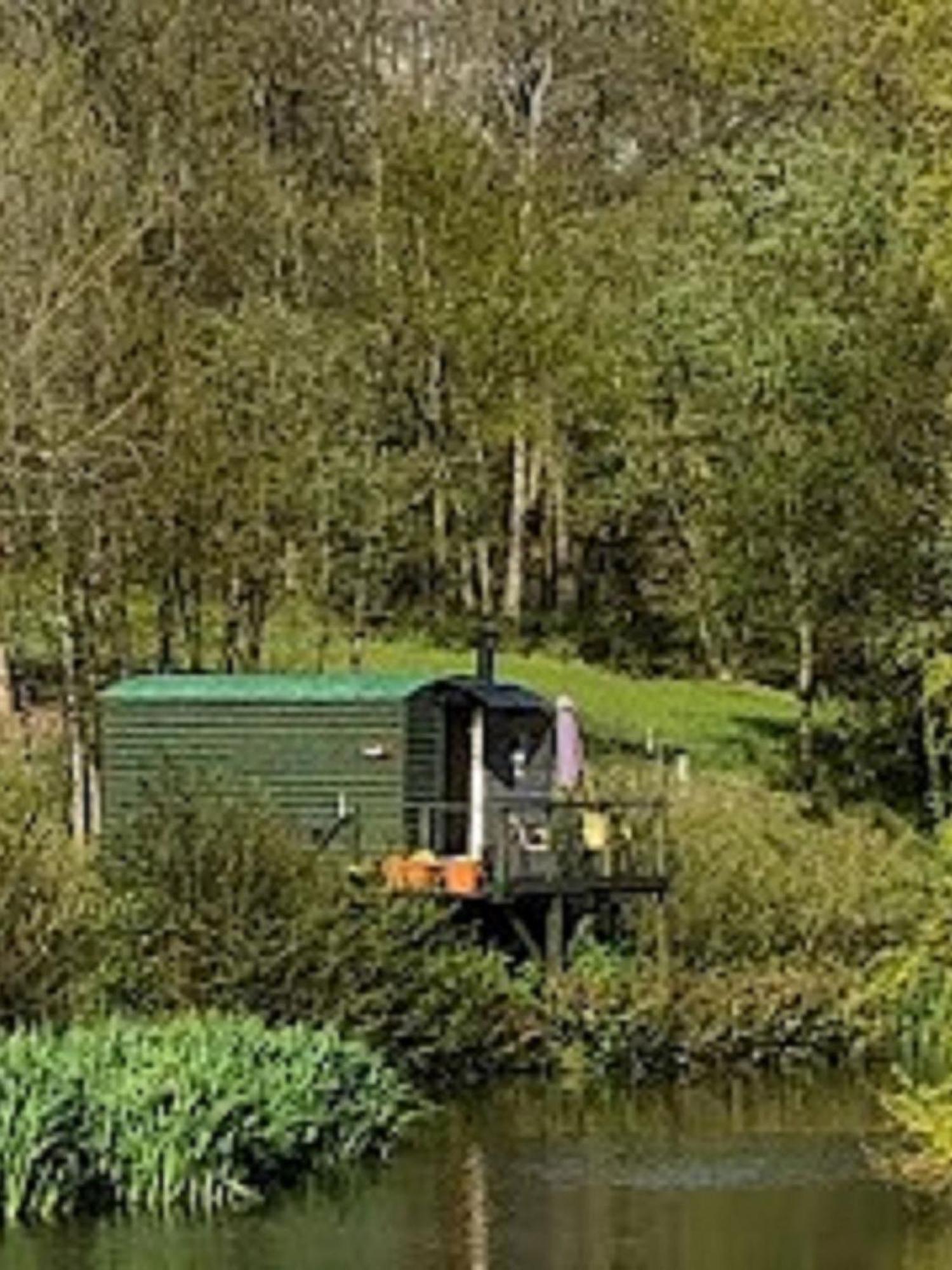 Snug & Secluded Lakeside Shepherds Hut 'Carp' Uckfield Esterno foto