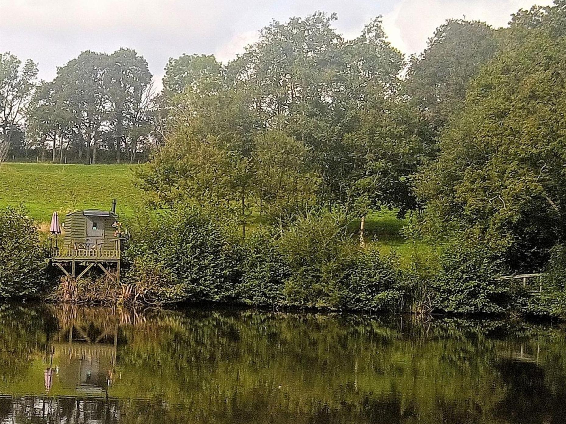 Snug & Secluded Lakeside Shepherds Hut 'Carp' Uckfield Esterno foto